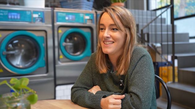 Marta, propietaria de un bar lavandería: “Invertí 140.000 euros, cobro la lavadora a 5,80 euros cuando a mí me cuesta 1,50 (…) y me quedan limpios unos 3.500 euros al mes”