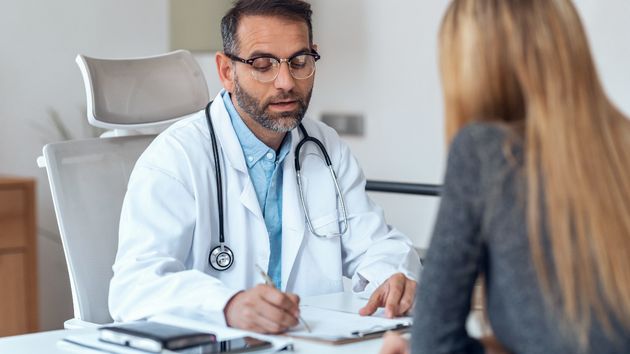 Esta comunidad quiere establecer incentivos económicos por reducir la duración de las bajas laborales: “romperá la confianza médico-paciente”