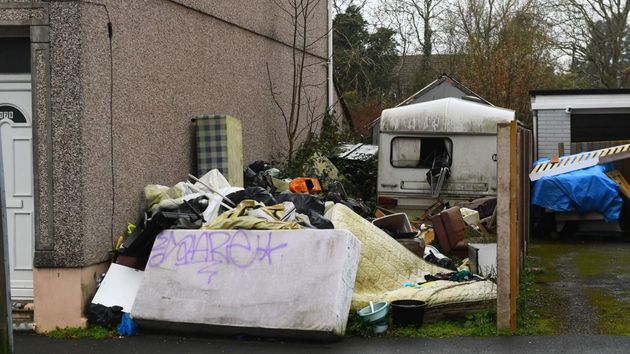 Unos vecinos denuncian al dueño de una casa del barrio por llenar la parcela de residuos: acumulaba bolsas de basura negras, colchones, muebles y hasta una caravana
