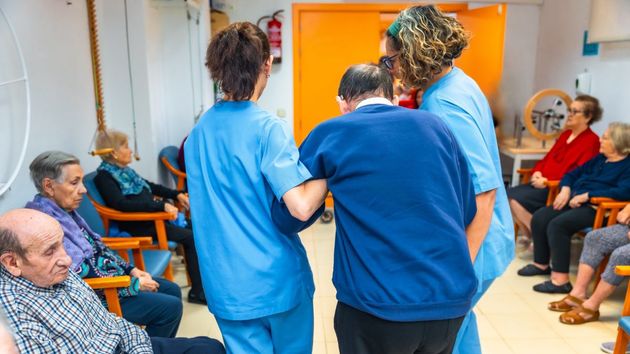 Una empleada de una residencia de ancianos es despedida por su mal trato a los residentes, a los que negó ir al baño o insultó: “viejo hijo de pu**”