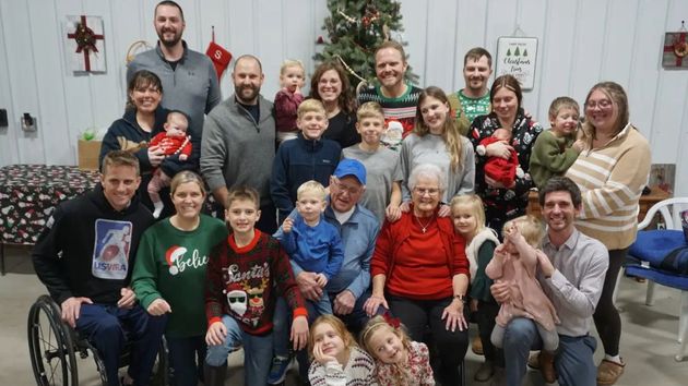 Unos bisabuelos de 87 y 90 años cuidan de sus siete bisnietos y organizan cada año una gran fiesta de pijamas familiar