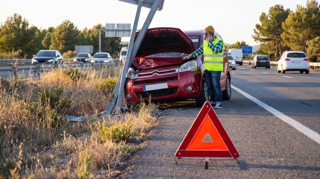 Le despiden tras triplicar la tasa de alcohol y estrellar el vehículo de empresa pero es improcedente: aunque fue en horario laboral deben readmitirle o pagarle 11.806 euros