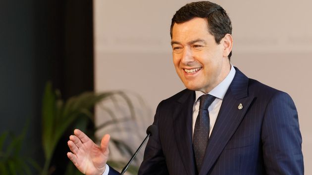 La Junta de Andalucía confirma una deducción de 200 euros en el IRPF de 2026 para padres y madres solteros que vivan con uno de los abuelos