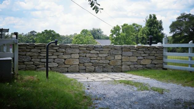 Dos herederos denuncian a una empresa que compró la parcela vecina y les cerró el paso a su finca con un muro: la justicia ordena derribarlo y devolver el camino a su estado original