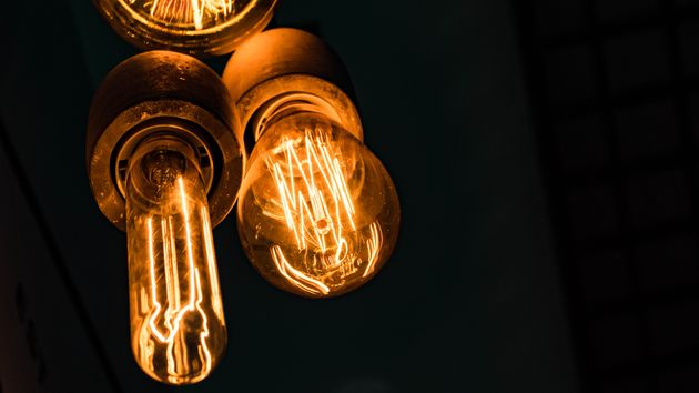 El precio de la luz mañana, lunes 23 de febrero, por horas: cuándo es más barata y cara en el día