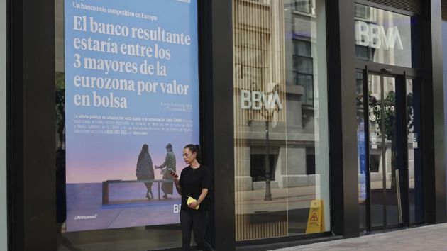 Una empleada de BBVA que cobraba 4.770 euros al mes es despedida por faltar 6 días al trabajo: se mudó a México y no le dieron teletrabajo