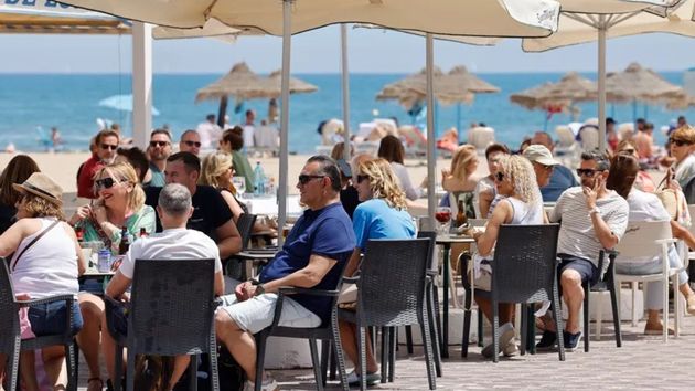 Le dan vacaciones en agosto, un mes antes se las cambian y decide disfrutarlas igualmente: acaba despedido sin indemnización y es procedente