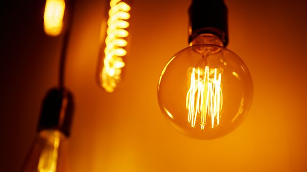El precio de la luz mañana, martes 24 de febrero, por horas: cuándo es más barata y cara en el día