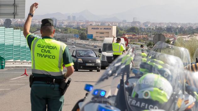 La DGT multa con 200 euros por no tener este líquido obligatorio dentro del coche
