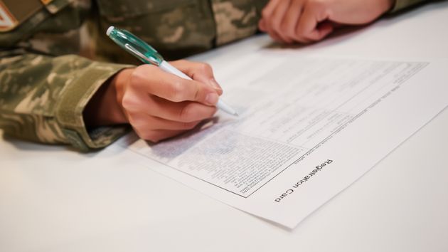 Un hombre se hace pasar por militar para conseguir una hipoteca de 600.000 euros que después deja de pagar: la justicia responsabiliza al notario por no detectarlo
