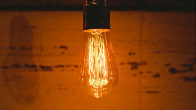El precio de la luz mañana, miércoles 25 de febrero, por horas: cuándo es más barata y cara en el día