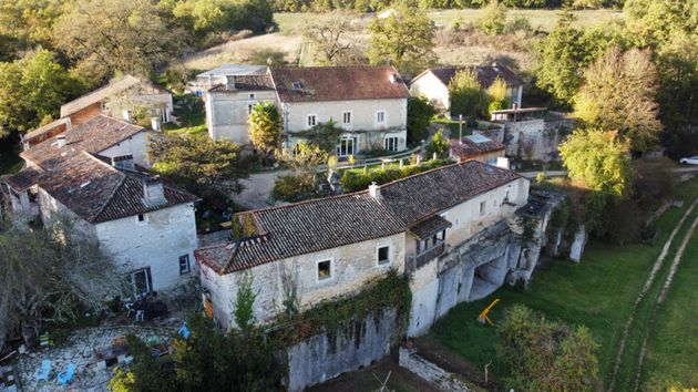 Una pareja de jubilados vende una aldea de 31 hectáreas con casas, un parque y un estanque: “Es un pueblo en sí mismo”