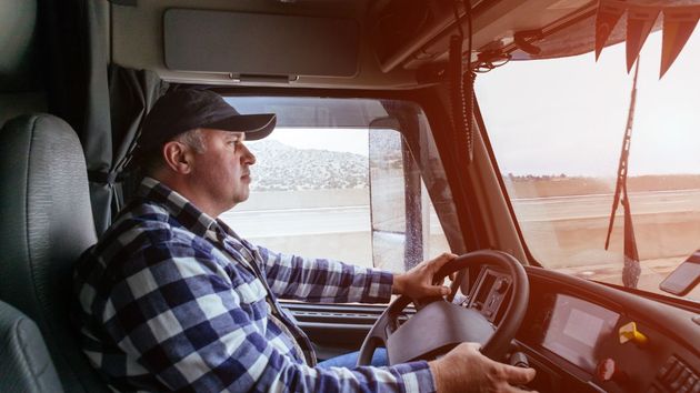 Manuel, camionero internacional: “Hago unos 17.000 kilómetros al mes con viajes a Alemania y Suecia. Soy feliz encima del camión, pero la noche es muy jodida”