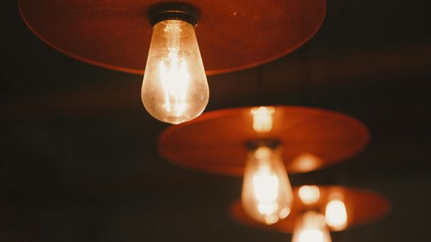 El precio de la luz mañana, jueves 26 de febrero, por horas: cuándo es más barata y cara en el día