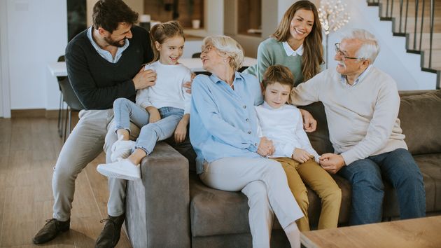 La familia como salvavidas económico: adultos y mayores transfieren 130.000 millones al año para sostener a hijos y jóvenes sin ingresos suficientes
