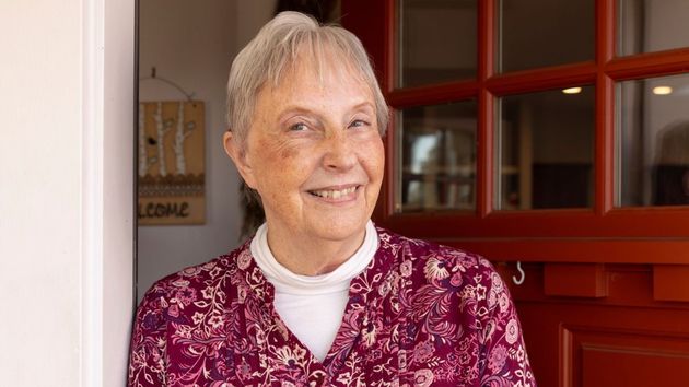 Una jubilada con 74 años vuelve a empezar: “Decidí hornear un pastel cada día durante un año. Me preocupaba perder mi identidad profesional”