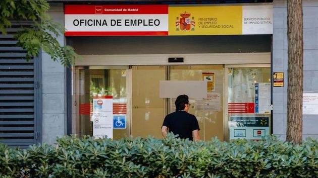 Un trabajador que ganaba más de 100.000 euros va al paro, demanda al SEPE por un baile de 30 y 31 días en su cotización y la justicia lo desestima por no llegar a 3.000 euros