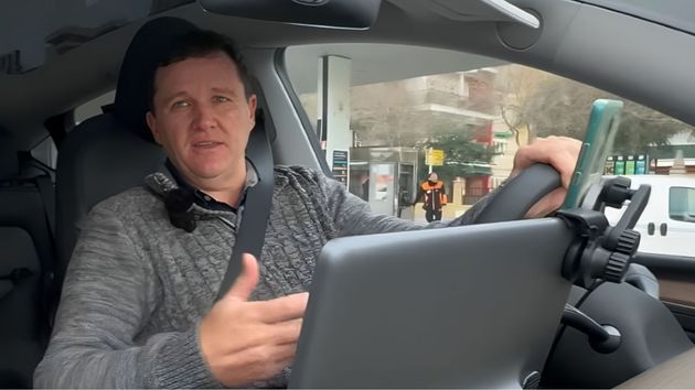 Sebastián, taxista: "Invertiría antes en una casa que en un taxi, una licencia ya vale 300.000 euros y mañana puede cambiar todo"