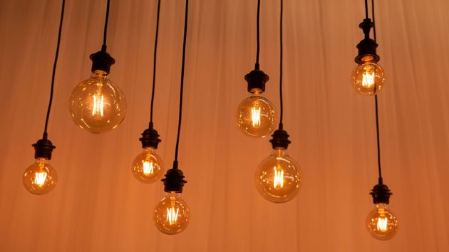 El precio de la luz mañana, viernes 27 de febrero, por horas: cuándo es más barata y cara en el día