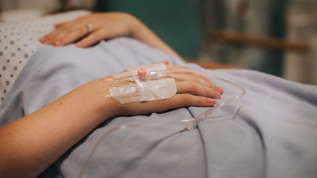 Una dependienta sufre una crisis cardíaca en el trabajo, acaba en infarto y la despiden poco después tras reclamar que le debían dinero