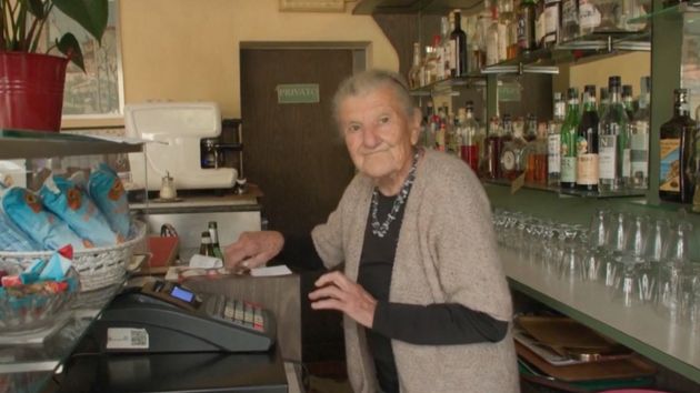 La vida ejemplar de Anna, la mujer de 101 años que lleva como camarera desde 1958: "Sigo trabajando, no sé cuánto duraré, pero somos una familia"
