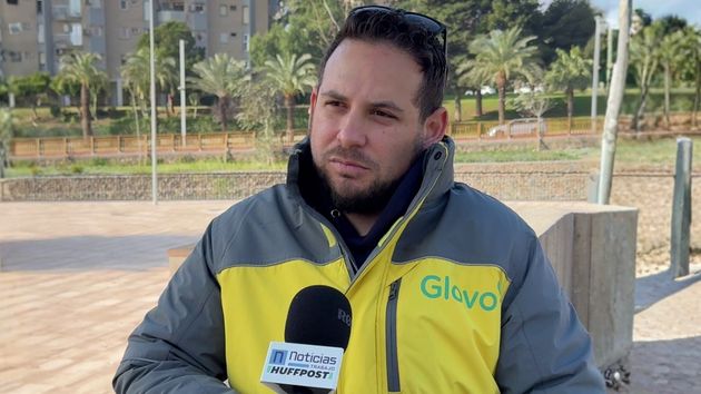Matías, repartidor de Glovo: “No somos un algoritmo. Si tardo más en entregar un pedido porque hay atasco o entro en un ascensor y mi móvil pierde la señal, me sancionan con suspensión de empleo y sueldo”