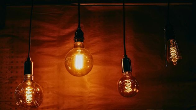 El precio de la luz mañana, sábado 28 de febrero, por horas: cuándo es más barata y cara en el día
