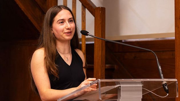 Lola (19), con un 11,7 en selectividad se queda fuera de Medicina: "Si tienes 12.000 euros al año, puedes estudiar lo que quieras, la criba es el dinero" 