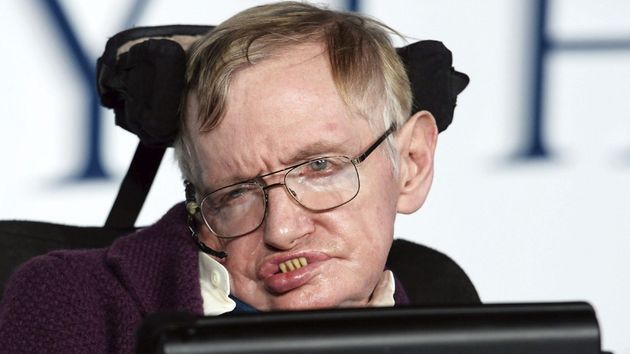 Stephen Hawking: “Incluso las personas que dicen que no podemos hacer nada para cambiar nuestro destino miran antes de cruzar la calle”