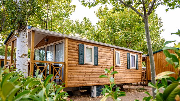 Instalan varias “mobile homes” sin licencia y el Ayuntamiento les exige pedirla: el TSJ confirma que la necesitan al igual que las casas prefabricadas