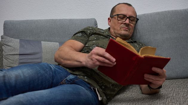 La psicología dice que las personas que prefieren quedarse en casa, en lugar de salir con amigos, tienden a mostrar estos 8 rasgos distintivos