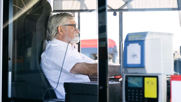 Un conductor de autobús consigue una pensión por incapacidad permanente de 2.522,69 euros tras ganar al INSS por un trastorno bipolar