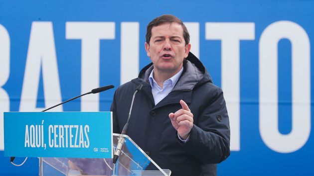 Mañueco anuncia ayudas de 900 euros para sacarse el carnet de conducir y de 1.800 para el de camión y autobús