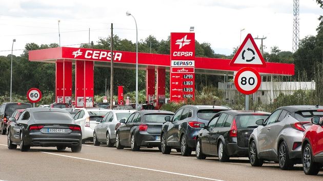 Colas kilométricas a partir de esta tarde por el subidón de la gasolina debido a la guerra en Oriente Medio en muchas gasolineras de toda España 