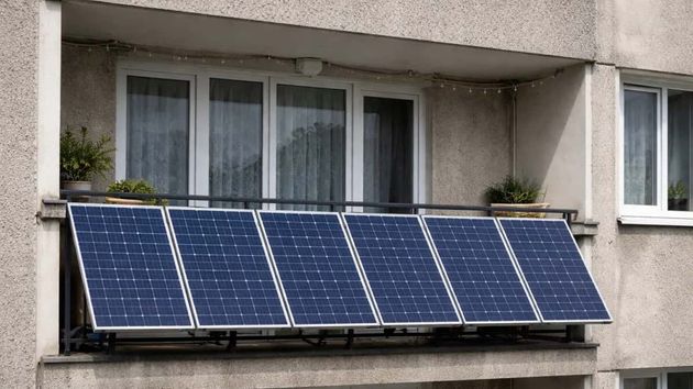 Instala placas solares en su balcón para ahorrar en la factura de la luz y un juez ordena retirarlas pese al apoyo mayoritario de los vecinos