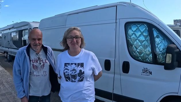Juanma y Tony, 4 años viviendo en una camper de 5 m²: “Gastamos dos botellas de butano al año”