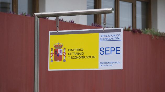 Una madre con 4 hijos es obligada a devolver 3.568 euros del subsidio por no tener cotizado lo suficiente y la justicia lo anula: el SEPE debe reingresarle todo