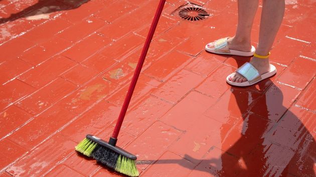 Una comunidad de vecinos condenada a pagar 7.977 euros por las filtraciones de una terraza privativa: la cubierta que garantiza la impermeabilización es un elemento común