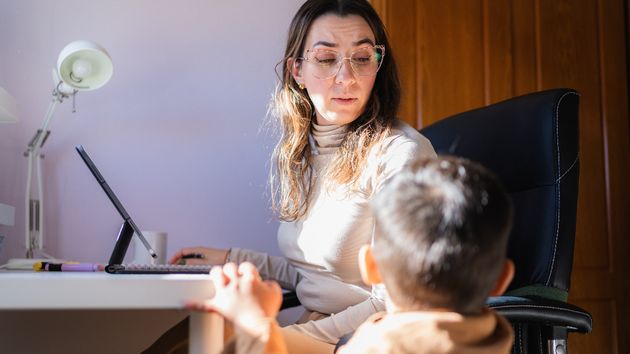 “A veces le guardo rencor”: su marido perdió el trabajo y se convierte en la única fuente de ingresos y la cuidadora principal de los niños