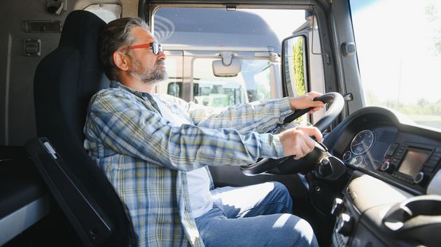 Un camionero con problemas de corazón logra una pensión de incapacidad permanente vitalicia a pesar de trabajar como tractorista