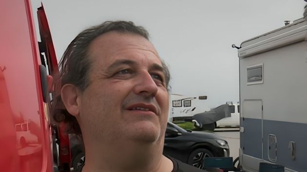 Un trabajador del aeropuerto se ve obligado a dormir en la misma cama con su hija en una caravana de 8m2: asegura que con su sueldo "normalito" es "inviable tener una casa" 
