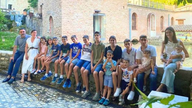 Javier y Belén, padres de 15 hijos: "Es con 2 y tiene un esfuerzo, pues con 15 también tiene lo suyo, pero luego tiene buenos momentos también"