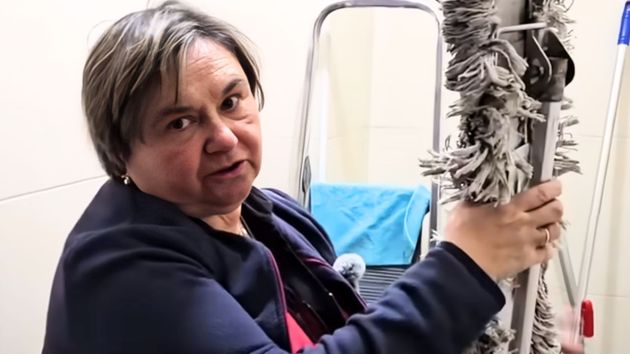 María, limpiadora de 60 años: “Cobro 300 euros y las extras apenas suman 5 euros, es difícil conseguir que te den una hora más porque nos tratan como máquinas"