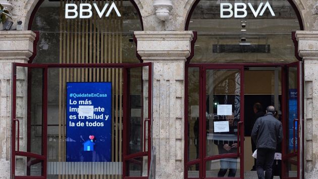 Despedido un director de oficina de BBVA que ganaba más de 6.000 euros al mes por sacar dinero del cajero para él con la tarjeta de empresa
