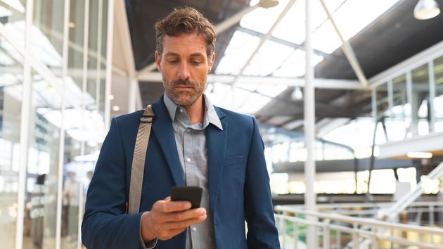 Pagar en cualquier moneda sin comisión, salas VIP o seguro de asistencia: la tarjeta de MoneyToPay que necesitas si viajas frecuentemente por trabajo