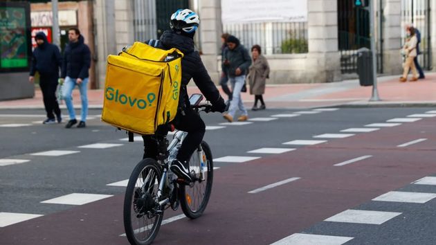 Glovo anuncia un ERE que afectará a 750 repartidores en España y Yolanda Díaz responde: no permitirán “ningún chantaje”