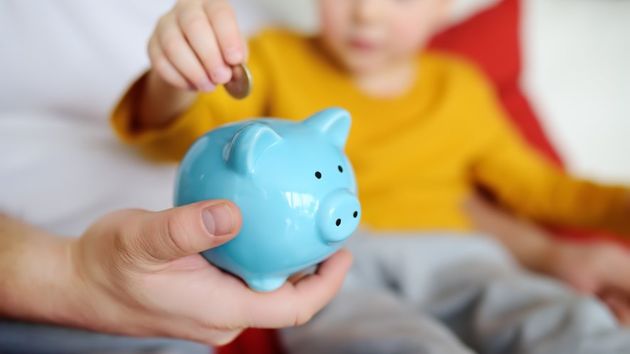 Un padre roba más de 10.000 euros de ahorros a su hijo de 10 años para pagar su segunda boda: la justicia le obliga a devolverlos