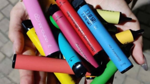 Un nuevo estudio confirma que China inunda España con vapers falsos: "Es un riesgo incalculable para la salud de los consumidores"