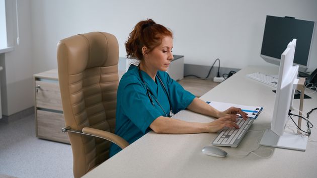 La despiden por hacer un justificante falso a su marido como que ha ido al dentista: es procedente aunque estuviera embarazada