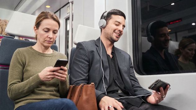Multan con 200 euros a un pasajero por ver un vídeo sin auriculares en el tren